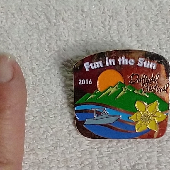 Fun in the sun 2016 daffodil festival pin 📌📍 brooch - Picture 3 of 4